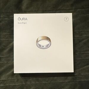 Oura Ring 4 in Gold